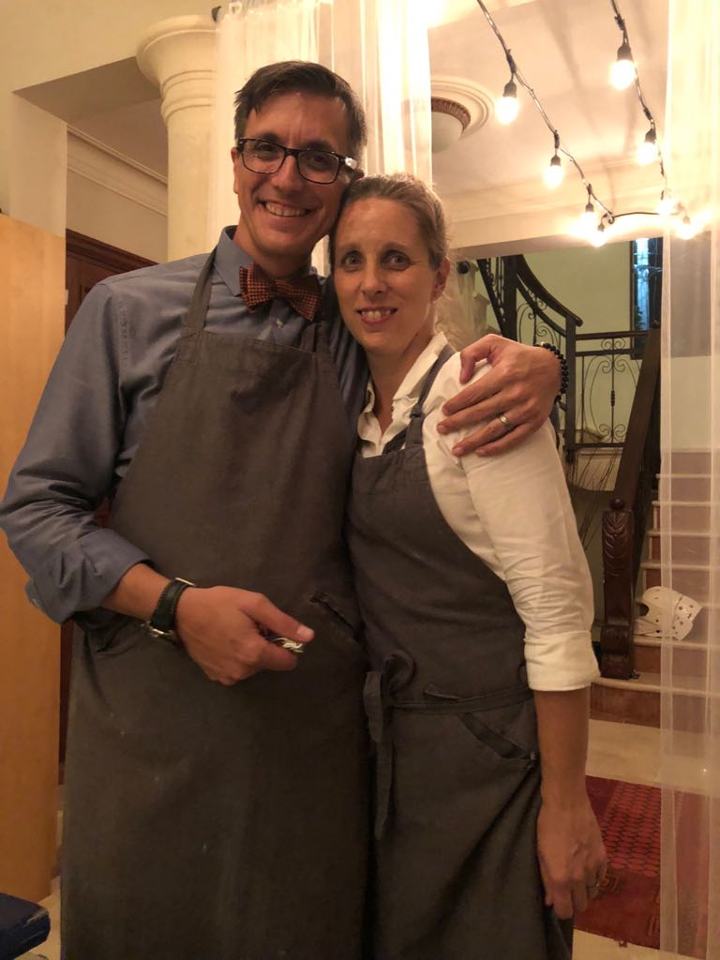 Jean-François et Véro en tablier, au restaurant de Jarabacoa