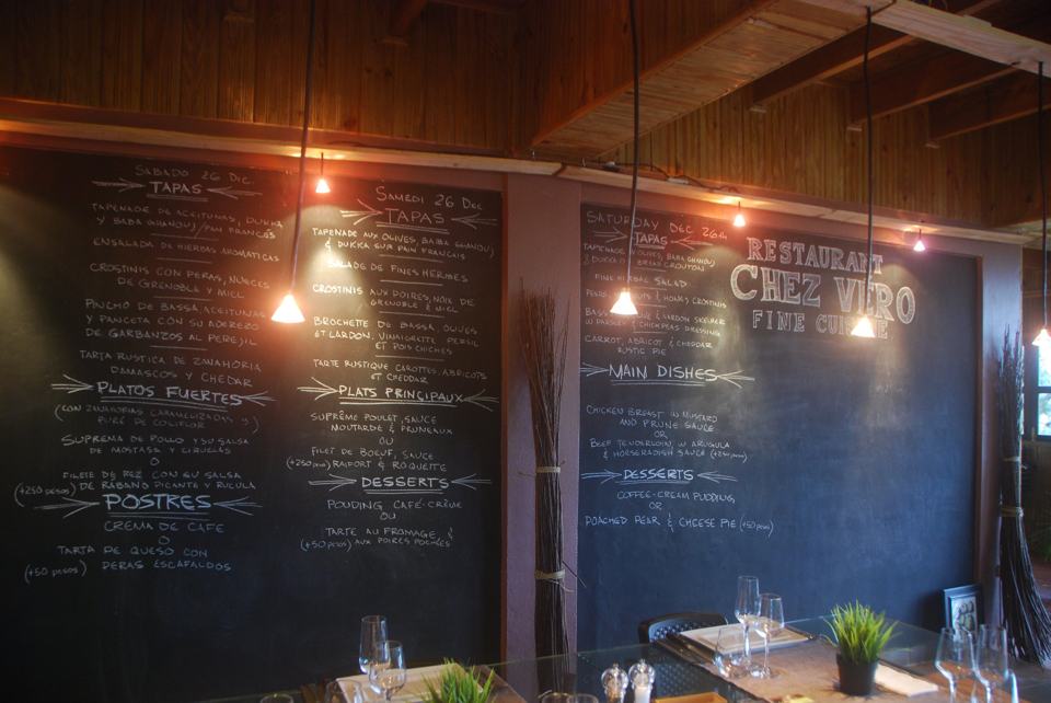 Les tableaux noirs du restaurant, avec le menu écrit à la craie en trois langues