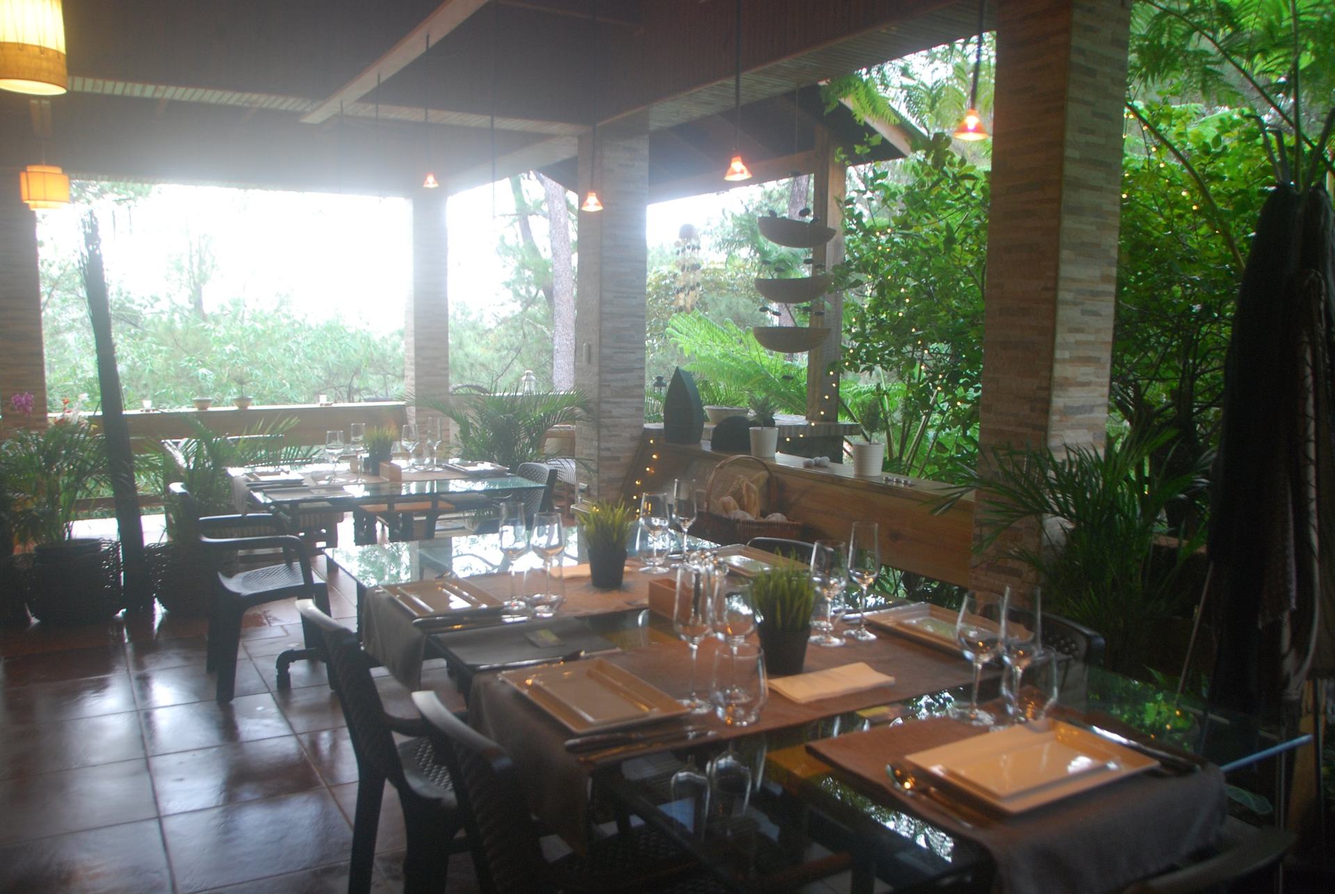 La terrasse du restaurant Chez Véro, ouverte sur la montagne, à Jarabacoa